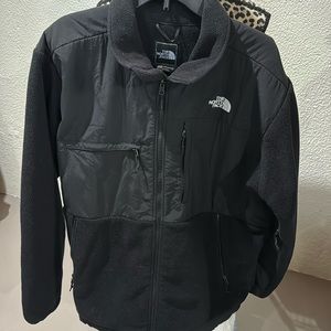 Men’s North face fleece front zip jacket with multiple pockets